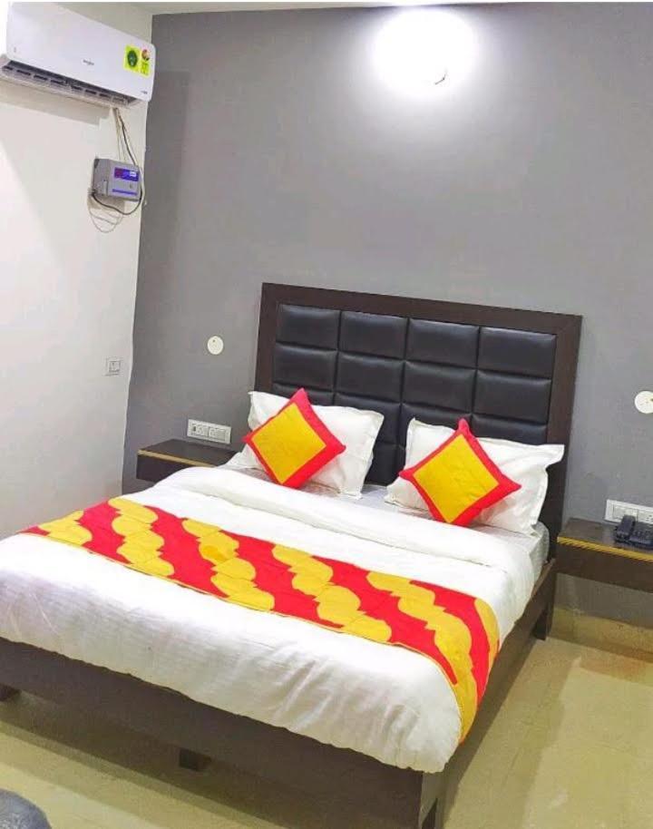 Stay' Couple Friendly'near Vishwavidyalay Metro Hotel New Delhi