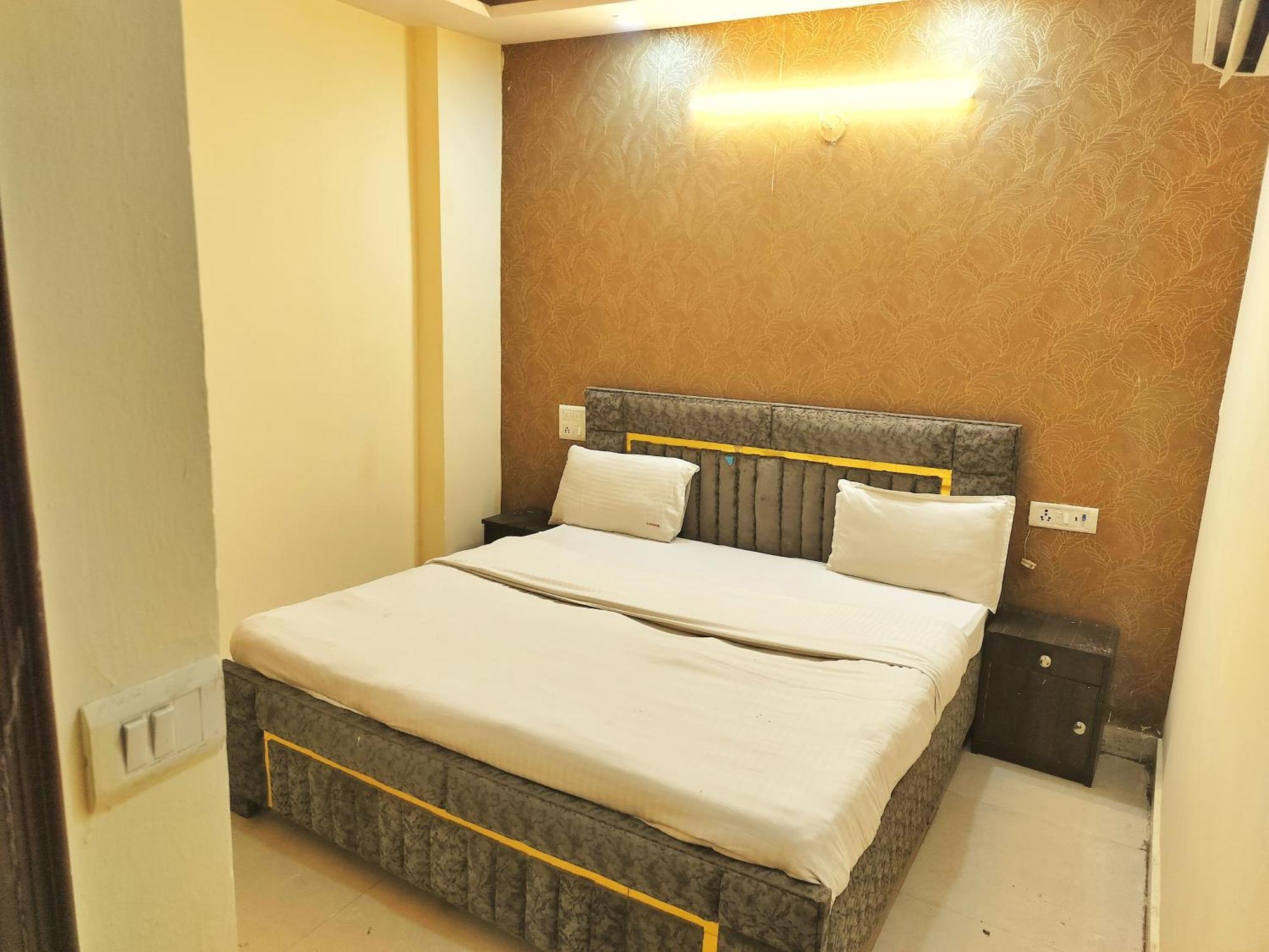 Stay' Couple Friendly'near Vishwavidyalay Metro